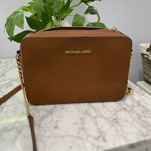 🌿Michael Kors Jet Set Travel Crossbody in Luggage 🌿